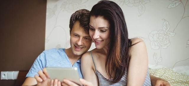 婚姻破裂，女方出轨离婚该怎么处理（协商分手还是争夺财产）