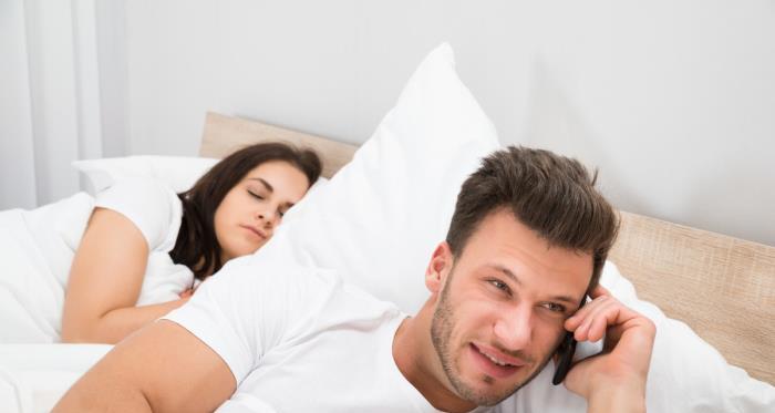 面对老婆出轨的情况该如何处理？寻求帮助的正确步骤是什么？