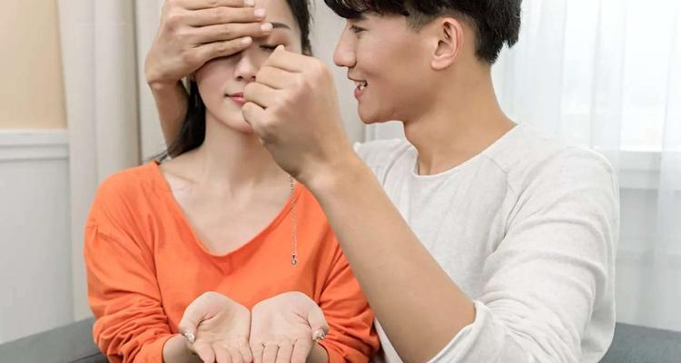 女孩喜欢你的迹象有哪些？如何判断她是否心仪你？