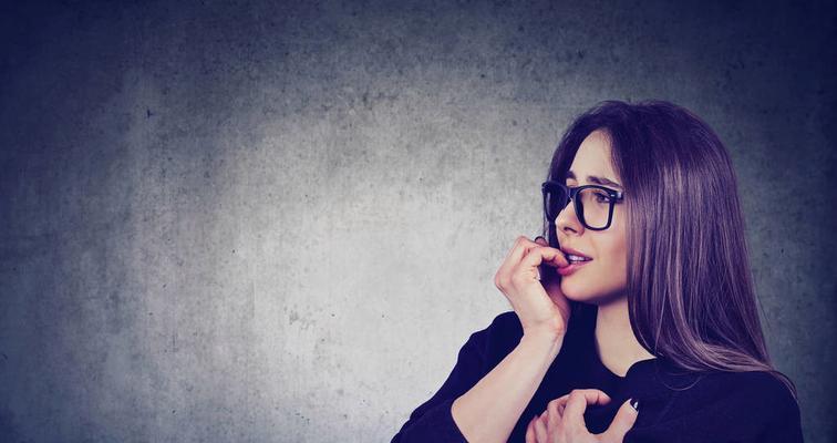 分手后如何挽回经常和别人暧昧的女朋友？