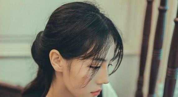 女朋友觉得我不在乎她跟我分手怎么挽回？挽回爱情的有效方法有哪些？