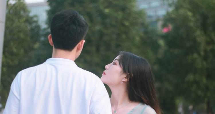 女朋友喜欢别人她不爱我我该怎么办？如何挽回她的心？