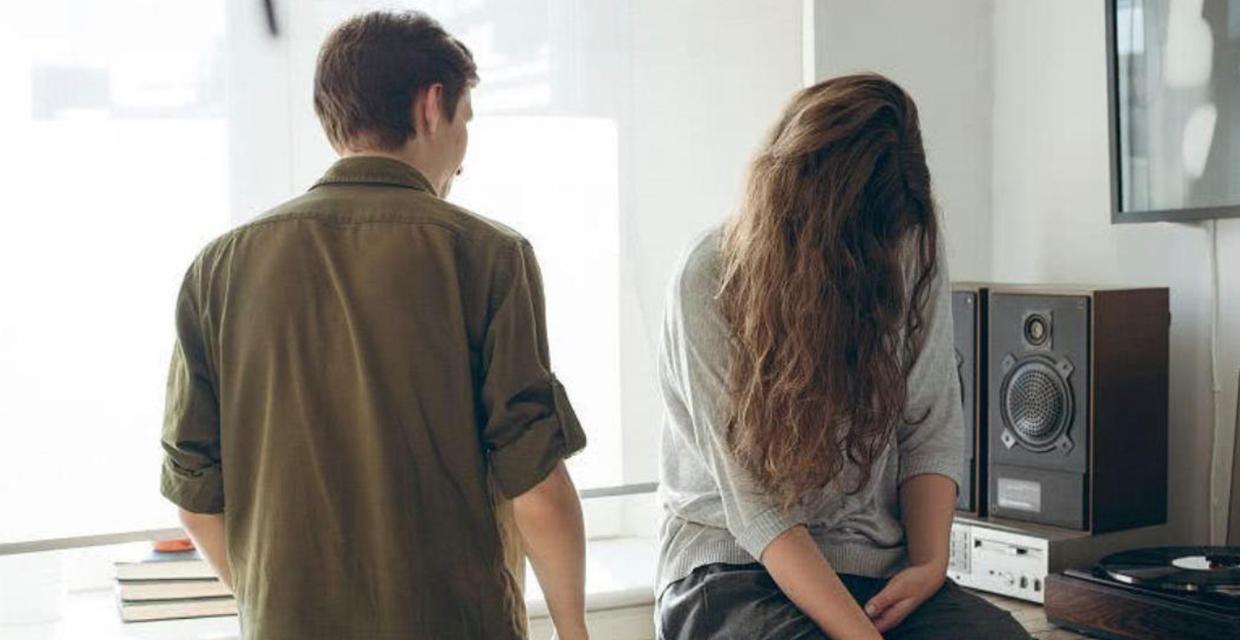 女人怀疑丈夫外遇怎么办？如何处理婚姻中的信任危机？