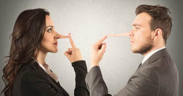 被夸奖时如何幽默回应？避免显得虚伪或凡尔赛的技巧是什么？