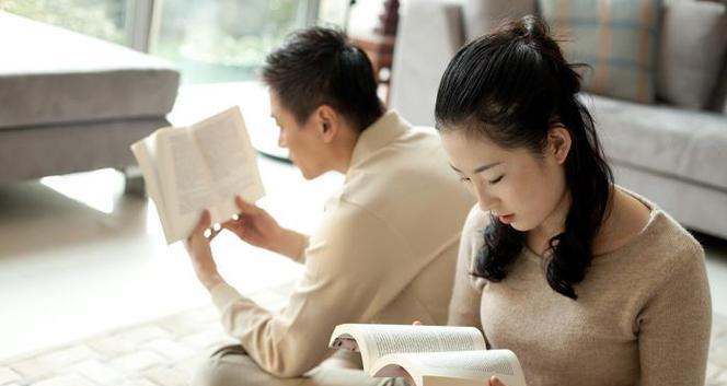 夫妻异地老公出轨我该不该离婚？如何处理婚姻危机？