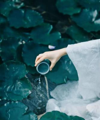 该不该花尽一生去等真爱？如何平衡爱情与个人成长？