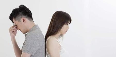 男友和两个女生同住是什么情况？如何处理这种复杂关系？