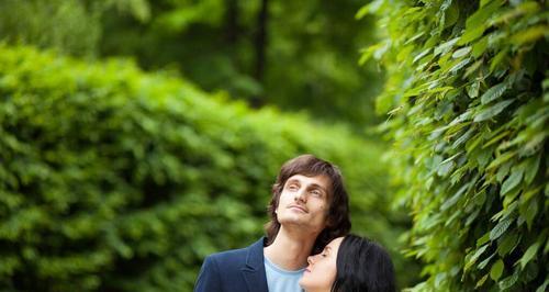 男友让我和他前妻一起生活怎么办？如何处理这种复杂关系？
