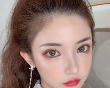 高冷女生追男生的正确方式？适当主动会引起注意吗？
