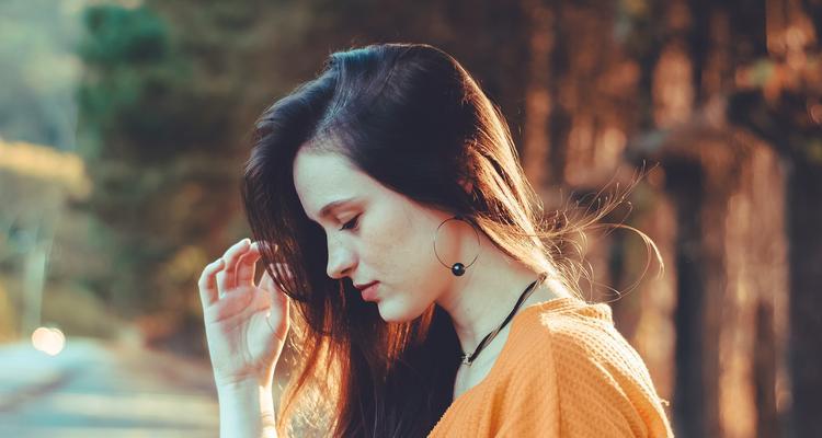 如何处理男友与前女友纠缠不清的问题？