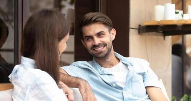 内向女生约会时如何选择聊天话题？有哪些技巧可以帮助缓解尴尬？