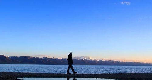 感情离我越来越远了的句子？如何挽回渐行渐远的感情？